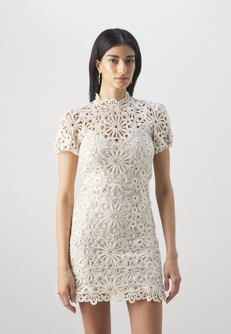 Häkelkleid in Creme mit floralen Mustern, kurzen Ärmeln, hohem Kragen und einer figurnahen Silhouette mit gewelltem Saum.