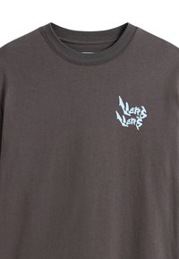 Donkergrijze longsleeve t-shirt van katoen, met lichtblauwe grafische tekst op de linkerkant van de borst en een klassiek ronde hals ontwerp.