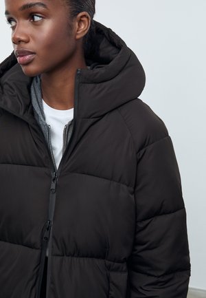 Doudoune noire avec capuche, présentant un design matelassé, fermeture éclair et poches latérales. L'intérieur inclut une couche grise en dessous.
