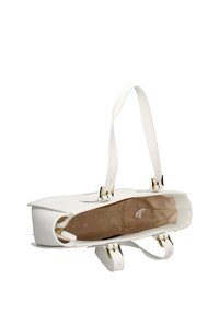 Borsa bianca con esterno texturizzato, manici doppi e accessori in tonalità dorata. La parte superiore aperta rivela un interno beige foderato.
