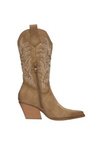 Bota de cowboy de ante marrón con punta afilada, detalles bordados y cremallera lateral. Presenta un tacón de madera apilada.