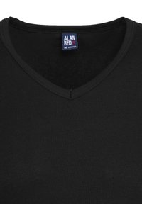 Zwarte V-hals T-shirt gemaakt van stretchstof. Heeft een gladde textuur, een nette naad en een zichtbaar merklabel bij de halslijn.