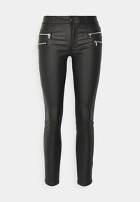 Pantalones de imitación cuero negros con un ajuste slim, que cuentan con dos bolsillos con cremallera en la parte delantera, textura elegante y superficie lisa.