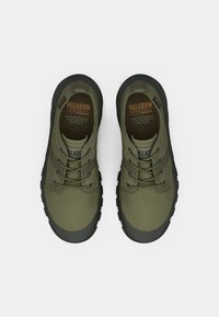 Πράσινα πάνινα παπούτσια με μαύρες λαστιχένιες σόλες, με στρογγυλά κορδόνια, ενισχυμένη μύτη και υφασμάτινη επένδυση με υφή.