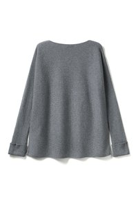 Maglione grigio a coste con maniche lunghe, scollatura ampia e spacchi laterali. La trama del tessuto è morbida e presenta un motivo a righe orizzontali uniforme.