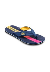 Marinblå flip-flop med en texturerad rem, gula och rosa ränder på sulan, och en Quiksilver-logotyp på remmen.