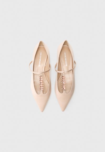 Μπεζ μπαλαρίνες μυτερές με σατεν φινίρισμα, που διαθέτουν έναν μεμονωμένο λουρί στον αστράγαλο και διακοσμητικά πολύτιμους λίθους κατά μήκος του άνω μέρους για επιπλέον λεπτομέρεια.