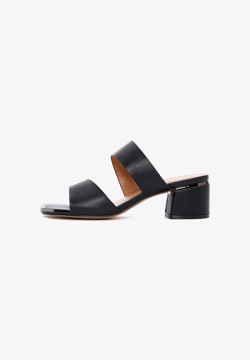 Sandales en cuir noir à talons blocs avec deux larges brides, design à bout ouvert, finition lisse et talon légèrement arrondi.