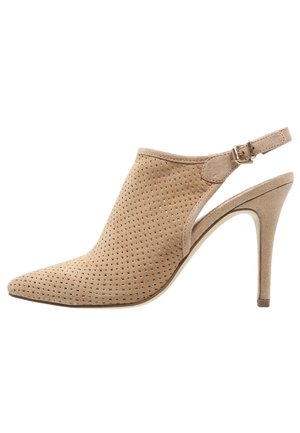 Beige perforeret ruskinds højhælede slingback sko med spids tå og justerbar ankelrem, der har en slank stilettosko.