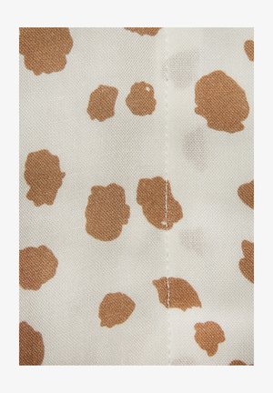 Lagani materijal s bež pozadinom i nepravilnim, apstraktnim smeđim mrljama. Tekstura je mekana, s vidljivim detaljima šavova u sredini.