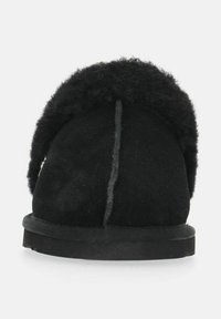 Sort ruskindsstøvle med en fluffy krave, rund form, flad sål og syning detaljer langs bagsiden. Blød struktur overalt.