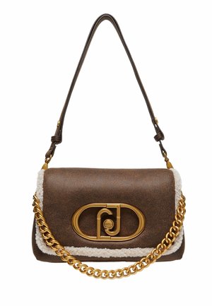 Sac à épaule marron avec chaîne et accessoires dorés, avec une bordure en shearling blanc et une grande boucle ovale dorée à l'avant.