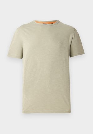 Ljusgrön t-shirt med kort ärm i texturerat tyg. Har rund halsringning och en liten präglad "BOSS"-logotyp på bröstet.