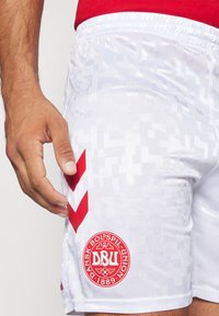 Hummel DENMARK HOME SHORTS - Träningsshorts - white/tango red