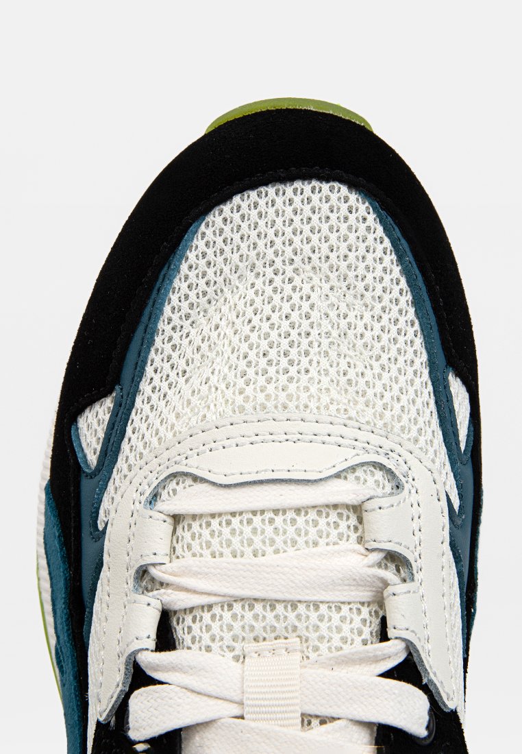 Schwarze und türkisfarbene Sneaker mit einem Mesh-Obermaterial, weißen Schnürsenkeln und grünen Details an der Sohle. Sie verfügen über eine strukturierte Oberfläche und ein verstärktes Zehendesign.