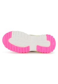 Semelle de chaussure avec une base blanche, des crampons profonds et des accents rose vif au talon et à l'avant-pied, présentant une finition texturée pour l'adhérence.