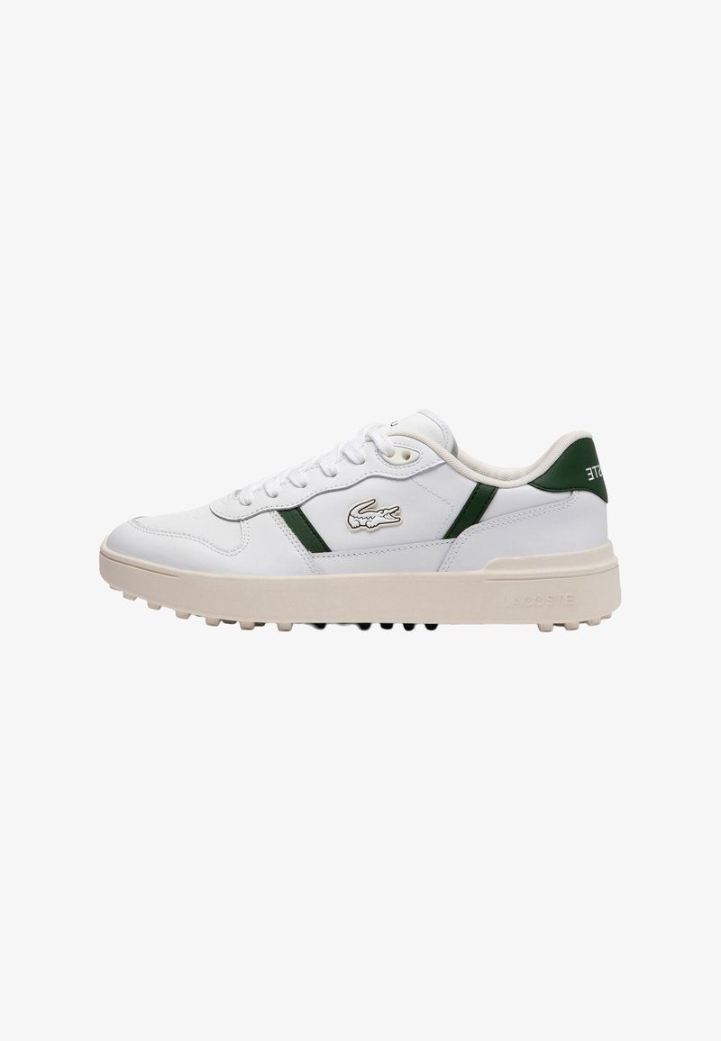 Baskets en cuir blanc avec des accents verts, lacets plats, col rembourré et semelle en caoutchouc texturée avec de petits picots pour la traction. Logo Lacoste présent.
