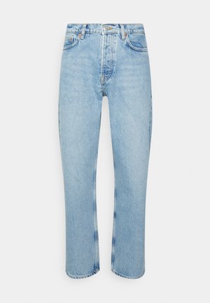 Jean en denim bleu clair avec une coupe droite, taille haute, design à cinq poches et détails de couture visibles sur les coutures et les ourlets.