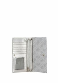 Portefeuille argenté avec plusieurs emplacements pour cartes, une fenêtre transparente pour pièce d'identité, un compartiment zippé et un rabat à motifs avec fermeture à bouton pression.
