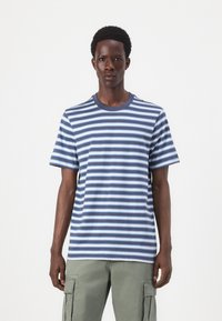 Korte mouwen t-shirt met horizontale strepen in verschillende tinten blauw en wit, gemaakt van zachte katoenstof met een ronde hals.
