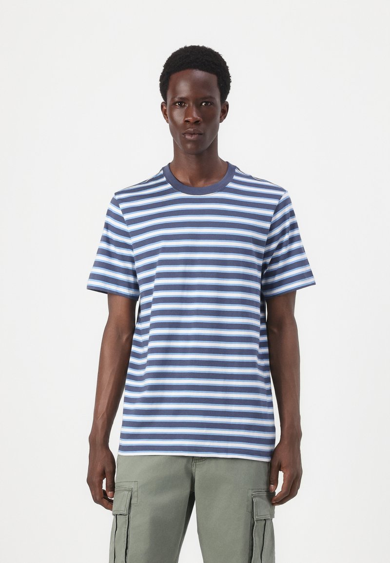Korte mouwen t-shirt met horizontale strepen in verschillende tinten blauw en wit, gemaakt van zachte katoenstof met een ronde hals.