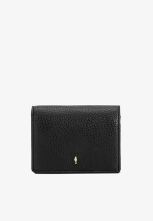 Czarny portfel z teksturowanej skóry z małym złotym emblematem konika morskiego umieszczonym na środku z przodu, na białym tle.