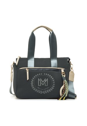 Bolso gris oscuro con ribete beige claro, doble asa, bolsillo frontal con cremallera, logo y accesorio de borla trenzada multicolor.