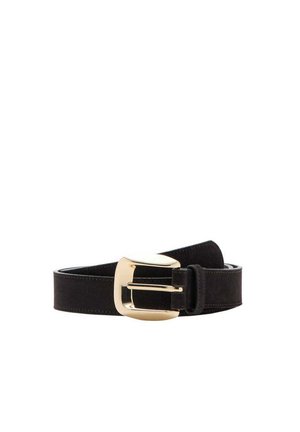 Ceinture en cuir noir avec une large boucle en métal doré, roulée sur fond blanc.