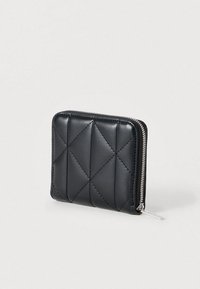 Cartera negra de cuero con diseño acolchado, con cierre de cremallera y herrajes en tono plateado. Forma rectangular compacta con superficie texturizada.