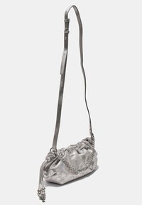 Sac à main métallique argenté avec un design plissé, une sangle réglable et un détail en chaîne. Texture lisse avec un léger scintillement et fermeture ronde à cordon.
