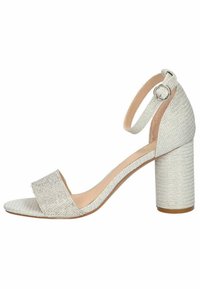 Sandal con tacco alto in argento, con tomaia in tessuto strutturato, punta aperta, fascia larga sul davanti, cinturino alla caviglia con fibbia e tacco chunky.