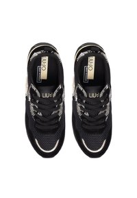 Czarne siateczkowe sneakersy z teksturowanymi akcentami, ozdobione złotymi detalami i czarnymi sznurowadłami. Dwukolorowy design o nowoczesnym, sportowym kształcie.