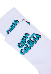 Witte sokken met ribbeltextuur, voorzien van geborduurde teksten 'CARS' en 'COLUCCI' in blauw en rood.