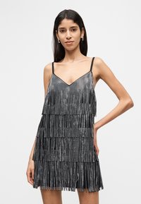 Μαύρο φόρεμα με φούντες, διαθέτει V-λαιμόκοψη και ρυθμιζόμενους ιμάντες, στολισμένο με ασημένιες χάντρες σε πολλαπλά στρώματα. Υφασμένο, παιχνιδιάρικο σχέδιο.