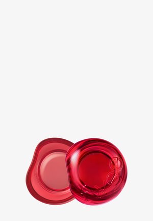 Deux contenants cosmétiques rouges translucides, l'un ouvert montrant une crème lisse à l'intérieur, l'autre fermé avec un texte en relief sur le couvercle.