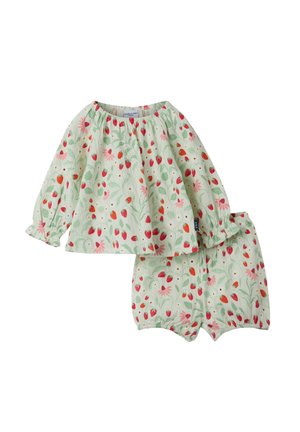 Lichtgroene peuteroutfit met lange mouwen en korte broek, versierd met een patroon van rode aardbeien en roze bloemen.