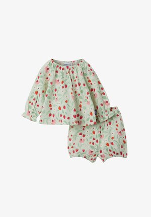 Lysegrønt outfit til småbørn med lange ærmer og shorts, dekoreret med røde jordbær og pink blomster.