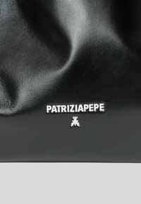 Borsa a tracolla in pelle nera con texture rugosa, logo argento "PATRIZIA PEPE" e dettaglio ape inconfondibile. Design liscio e strutturato.