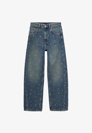 Jeans de mezclilla azul claro con un diseño de pierna ancha, que presentan patrones circulares bordados en todo su alrededor y un estilo clásico de cinco bolsillos.