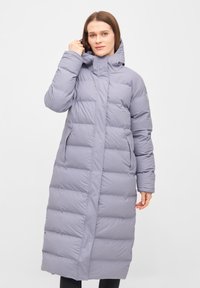 Hellgrauer gepolsterter langen Mantel mit hohem Kragen, Fronttaschen und Reißverschluss. Mit glatter, glänzender Textur und isoliertem Design.