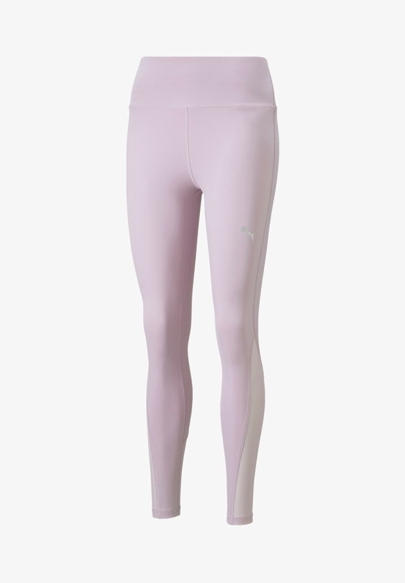 Leggings de color púrpura claro, confeccionados con una tela elástica, que cuentan con una cinturilla alta y un pequeño logo en la parte inferior de la pierna. Textura suave, diseño ajustado.
