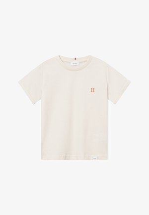 Kortærmet off-white bomulds t-shirt med rund hals og lille orange romertal II på venstre bryst.