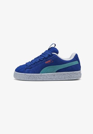 Zapatilla de ante azul con una raya turquesa, suela blanca gruesa moteada, cordones redondeados y logotipo rojo Puma Suede XL en el lateral exterior.