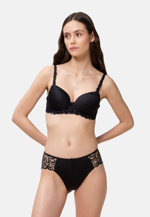 Schwarzer BH aus glattem Stoff mit Spitzenverzierungen, ausgestattet mit konturierten Cups und verstellbaren Trägern. Passender schwarzer Slip mit Spitzenakzenten.