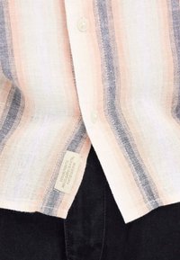 Lichtgewicht gestreept overhemd met pastelroze, witte en marineblauwe strepen; voorzien van een stoffen label langs de zoom en kunststof knopen.