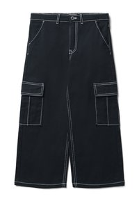 Pantaloni cargo neri con cuciture bianche, dotati di due tasche laterali, tessuto resistente e vestibilità dritta. Vita a media altezza con chiusura a bottone.