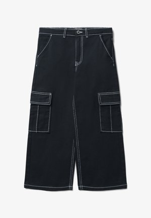 Pantaloni cargo neri con cuciture bianche, dotati di due tasche laterali, tessuto resistente e vestibilità dritta. Vita a media altezza con chiusura a bottone.