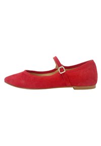 Zapato plano de ante rojo con punta afilada, tira para el tobillo con un broche metálico y un tacón bajo. Textura suave en toda su superficie.