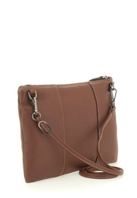 Borsa a tracolla in pelle marrone con cuciture visibili, ganci in metallo argentato e una sottile tracolla regolabile avvolta alla base.