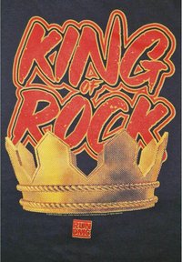 Camiseta negra con el texto audaz en rojo y amarillo "REY del ROCK" encima de un gráfico de una corona dorada con detalles texturizados y un logotipo de "RUN DMC".